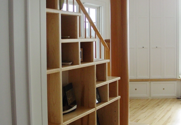 Lemari bawah tangga dengan rak terbuka dan laci di bawahnya